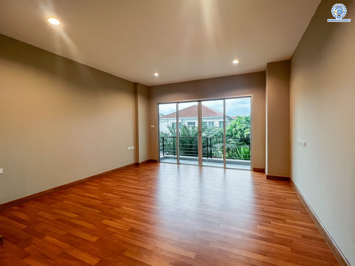 บ้านมือสองตกแต่งใหม่ โครงการ ไลฟ์บางกอกบูเลอวาร์ด ราชพฤกษ์-จรัญ เนื้อที่ 50.8 ตร.ว. ดีไซน์ตอบทุกไลฟ์สไตล์ ฟังก์ชัน 3 ห้องนอน 3 ห้องน้ำ 1 ห้องอเนกประสงค์ จอดรถได้ 2 คัน บนทำเลเชื่อมต่อทุกเส้นทาง ใกล้รถไฟฟ้าสายสีน้ำเงิน "สถานีบางหว้า" และจุดขึ้นทางด่วน "กาญจนาภิเษก"